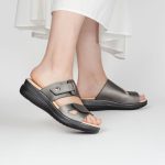 Zueco Keady Larisa cuero con velcro ajustable - Image 2