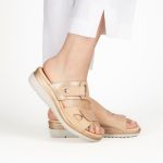 Zueco Keady Larisa cuero con velcro ajustable - Image 11